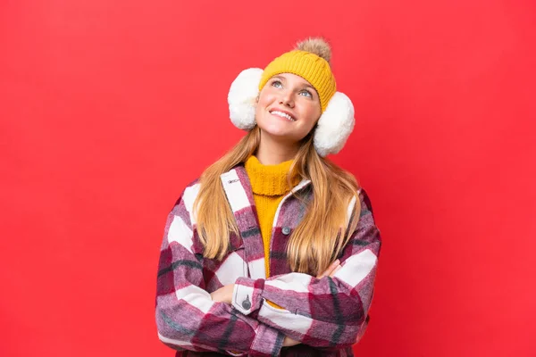 Jonge Mooie Vrouw Dragen Winter Muffs Geïsoleerd Rode Achtergrond Kijken — Stockfoto