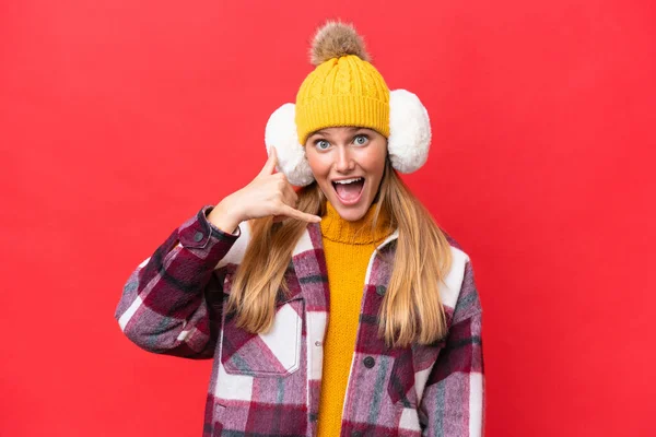 Jonge Mooie Vrouw Draagt Winter Muffs Geïsoleerd Rode Achtergrond Maken — Stockfoto