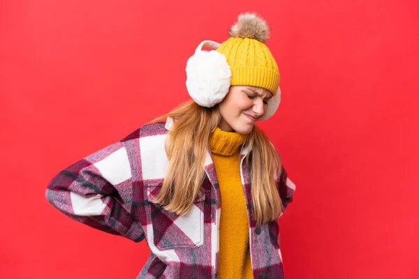 Junge Schöne Frau Trägt Wintermuffs Isoliert Auf Rotem Hintergrund Und — Stockfoto