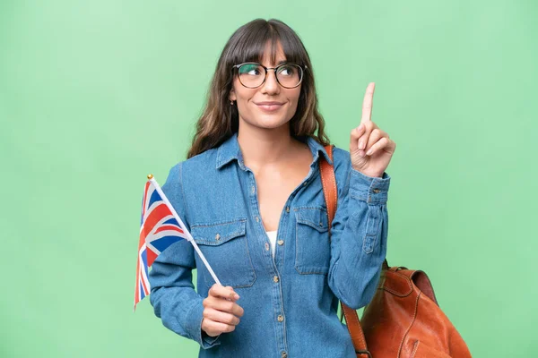 Mladá Běloška Drží Britskou Vlajku Nad Izolovaným Pozadím Ukazuje Skvělý — Stock fotografie
