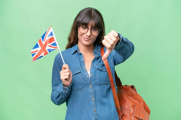 Молодая Белая Женщина Флагом Великобритании Изолированном Фоне Показывает Большой Палец — стоковое фото