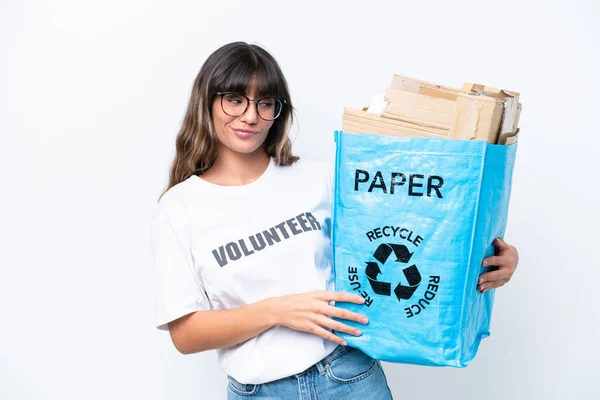 Junge Kaukasische Frau Hält Eine Recyclingtüte Voller Papier Zum Recyceln — Stockfoto