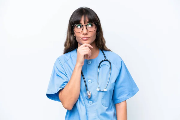 白人の背景に孤立した若い白人看護師の女性と検索アップ — ストック写真