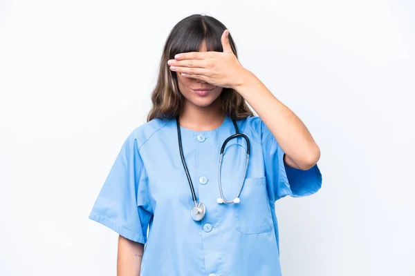 Joven Enfermera Caucásica Aislada Sobre Fondo Blanco Cubriendo Los Ojos —  Fotos de Stock