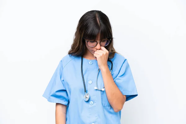 Young Caucasian Nurse Woman Isolated White Background Having Doubts — Stockfoto