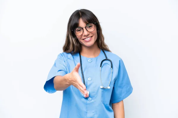 Junge Kaukasische Krankenschwester Frau Isoliert Auf Weißem Hintergrund Schüttelt Hände — Stockfoto
