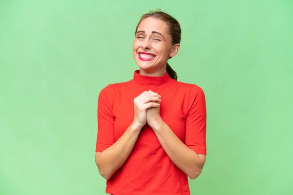 Kafkasyalı Genç Bir Kadın Soyutlanmış Arka Planda Gülüyor — Stok fotoğraf