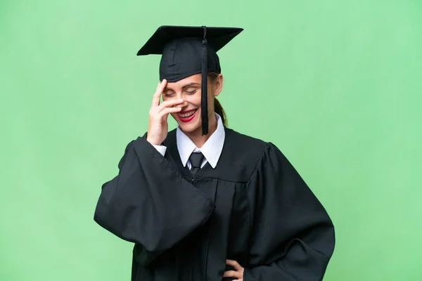 Junge Universitätsabsolventin Über Isolierten Hintergrund Lacht — Stockfoto