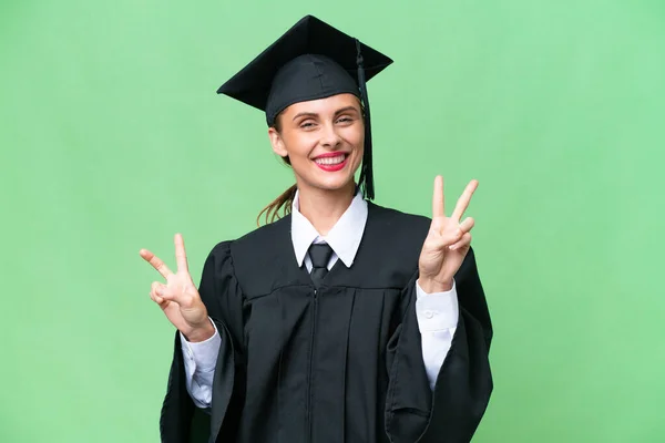 Junge Universitätsabsolventin Mit Kaukasischem Hintergrund Zeigt Mit Beiden Händen Siegeszeichen — Stockfoto