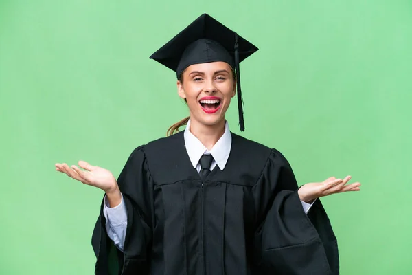 Junge Universitätsabsolventin Über Isolierten Hintergrund Mit Schockiertem Gesichtsausdruck — Stockfoto