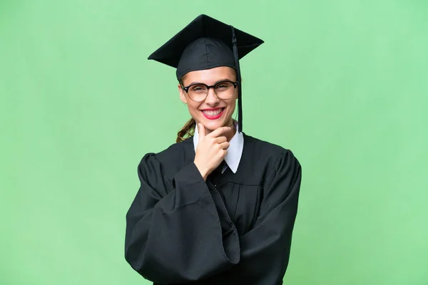 Jonge Universiteit Afgestudeerde Blanke Vrouw Geïsoleerde Achtergrond Met Bril Glimlachen — Stockfoto