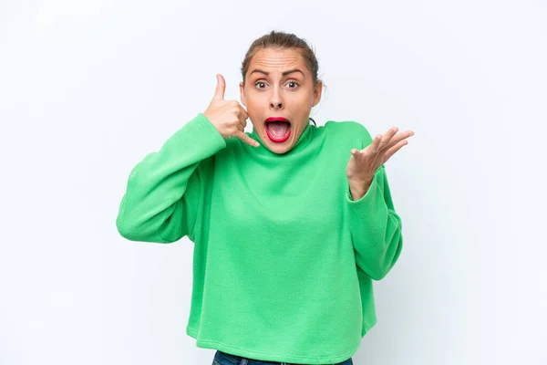 Junge Kaukasische Frau Isoliert Auf Weißem Hintergrund Macht Telefongeste Und — Stockfoto