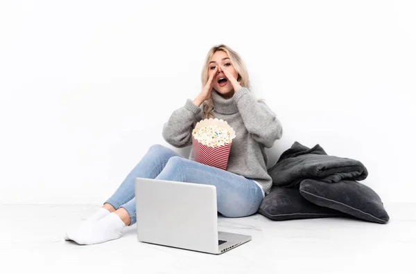 Adolescente Ragazza Bionda Mangiare Popcorn Mentre Guarda Film Sul Computer — Foto Stock