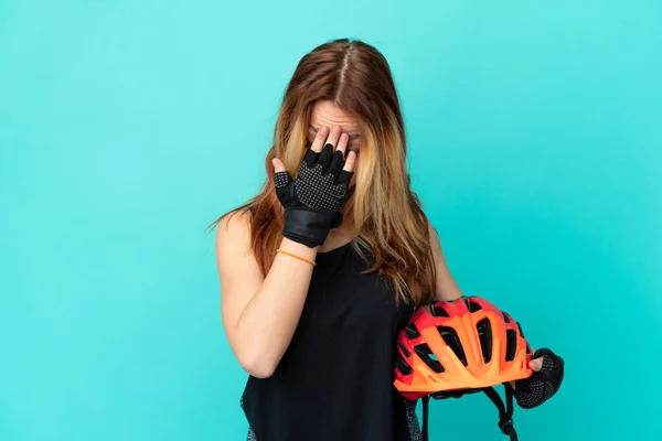 Giovane Ciclista Ragazza Sfondo Blu Isolato Con Espressione Stanca Malata — Foto Stock