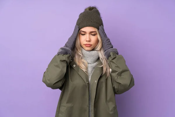 Teenager Blondýny Dívka Zimní Klobouk Přes Izolované Fialové Pozadí Bolestí — Stock fotografie