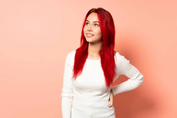 Έφηβος Κόκκινο Κορίτσι Μαλλιά Απομονώνονται Ροζ Φόντο Σκέφτεται Μια Ιδέα — Φωτογραφία Αρχείου