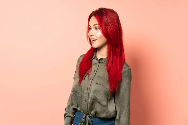 Teenager Zrzavé Vlasy Dívka Izolované Růžovém Pozadí Při Pohledu Strany — Stock fotografie