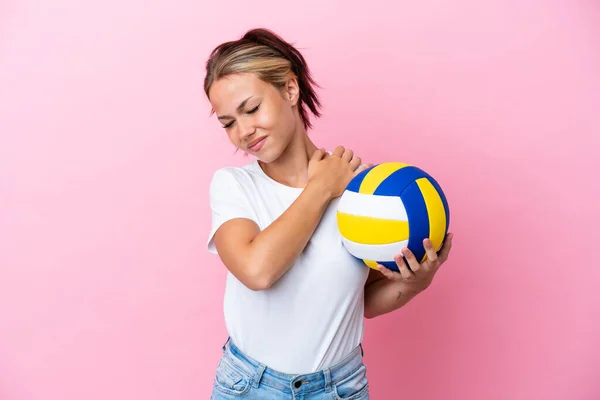 Молодая Россиянка Играющая Волейбол Розовом Фоне Страдает Боли Плече — стоковое фото