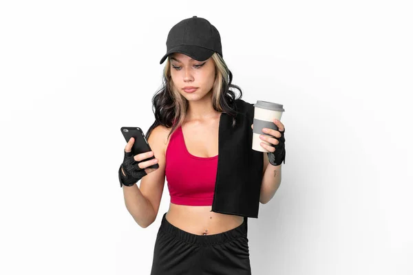白い背景に隔離された帽子とタオルを持つスポーツロシアの女の子取り去るためにコーヒーを保持し モバイル — ストック写真