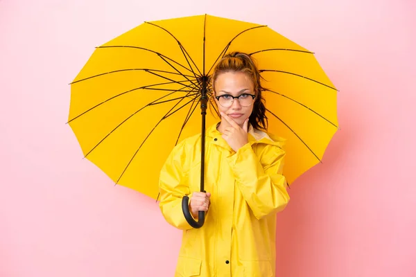Adolescente Chica Rusa Con Abrigo Impermeable Paraguas Aislado Pensamiento Fondo — Foto de Stock