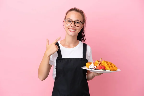 Restauracja Kelner Rosyjska Dziewczyna Trzyma Gofry Izolowane Różowym Tle Dając — Zdjęcie stockowe