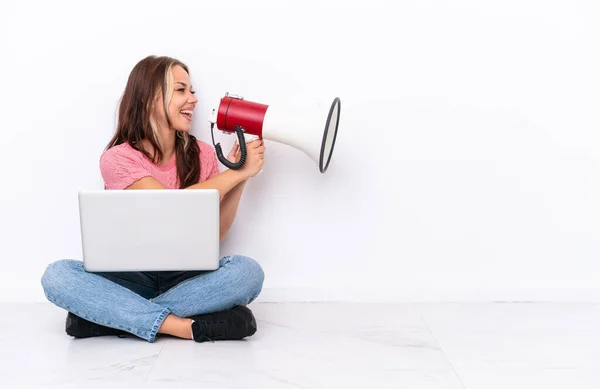 Jong Russisch Meisje Met Een Laptop Zitten Vloer Geïsoleerd Witte — Stockfoto