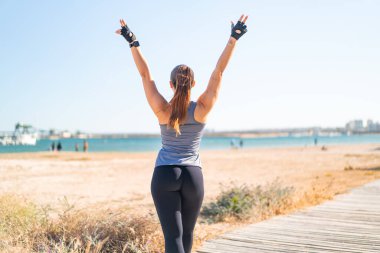 Spor elbise giyen genç ve güzel bir bayan.