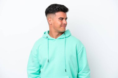 Beyaz arka planda soyutlanmış beyaz tenli yakışıklı bir adam.