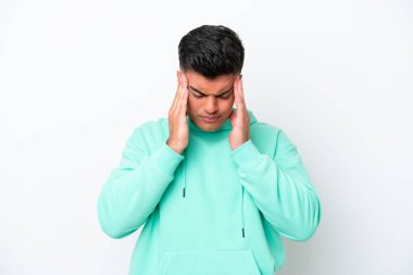 Beyaz arka planda başağrısı olan beyaz tenli yakışıklı bir adam.