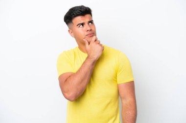 Beyaz arka planda soyutlanmış beyaz, beyaz, yakışıklı genç bir adam.