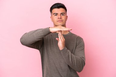 Pembe arka planda izole edilmiş beyaz, yakışıklı genç bir adam.