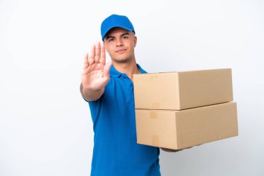 Beyaz arka planda izole edilmiş beyaz bir adam durdurma hareketi yapıyor.