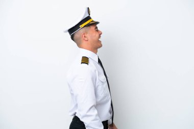 Uçak pilotu, beyaz arka planda izole edilmiş beyaz bir adam. Yan pozisyonda gülüyor.