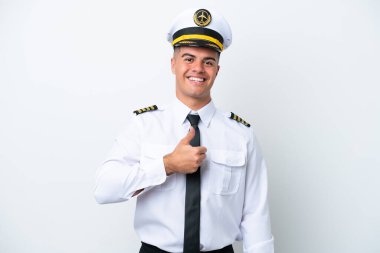 Uçak pilotu, beyaz arka planda izole edilmiş beyaz bir beyaz adam baş parmak hareketi yapıyor.