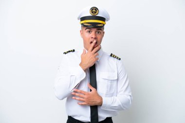 Uçak pilotu beyaz arka planda izole edilmiş beyaz bir adam sağa bakarken şaşırmış ve şok olmuştu.