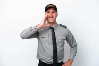 Beyaz arka planda izole edilmiş beyaz bir güvenlik görevlisi ağzı açık bağırıyor.