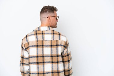 Beyaz arka planda izole edilmiş beyaz tenli yakışıklı genç bir adam.