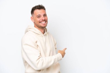 Beyaz arka planda izole edilmiş beyaz tenli yakışıklı bir adam.