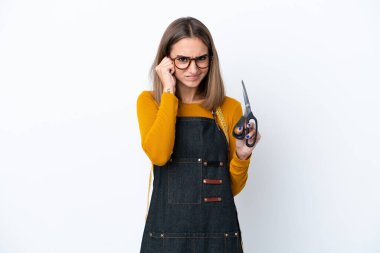 Beyaz arka planda izole edilmiş Kafkas dikiş kutusu kadını hayal kırıklığına uğramış ve kulaklarını kapatmış.