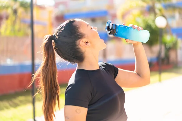 Young Pretty Brunette Woman Bottle Water Outdoors — Stock Photo, Image
