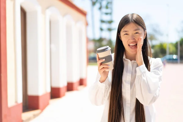 Bonita Mujer China Sosteniendo Café Para Llevar Aire Libre Gritando — Foto de Stock