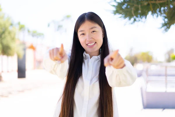 Mulher Chinesa Bonita Livre Aponta Dedo Para Você Enquanto Sorri — Fotografia de Stock