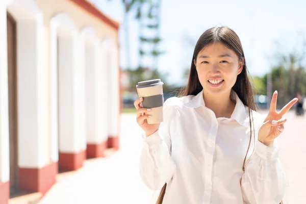 Bonita Mujer China Sosteniendo Café Para Llevar Aire Libre Sonriendo — Foto de Stock