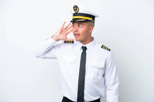 Pilot Samolotu Biały Człowiek Odizolowany Białym Tle Słuchając Czegoś Kładąc — Zdjęcie stockowe