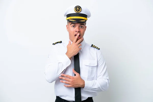 Avião Piloto Caucasiano Homem Isolado Fundo Branco Surpreso Chocado Olhar — Fotografia de Stock