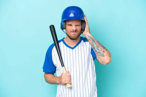 Baseballspieler Mit Helm Und Schläger Isoliert Auf Blauem Hintergrund Frustriert — Stockfoto