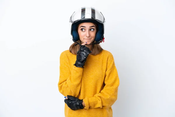 Молодая Белая Женщина Мотоциклетном Шлеме Изолированная Белом Фоне Сомневающаяся Думающая — стоковое фото