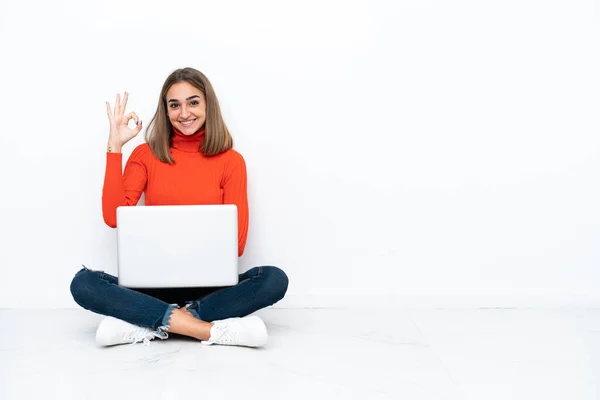 Genç Beyaz Bir Kadın Dizüstü Bilgisayarla Yerde Oturuyor Parmaklarıyla Tamam — Stok fotoğraf