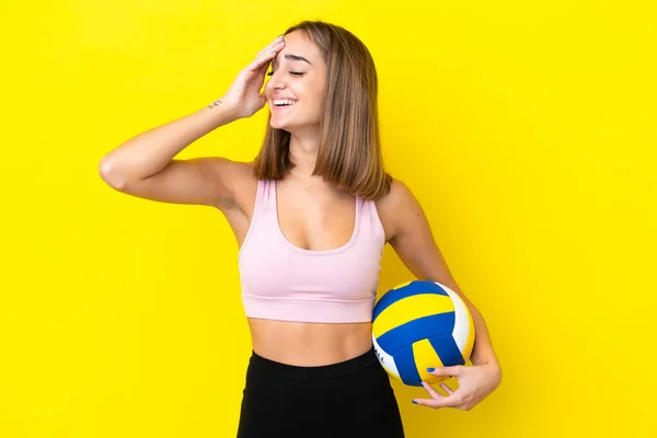 Молода Жінка Грає Волейбол Ізольовано Жовтому Тлі Багато Посміхається — стокове фото