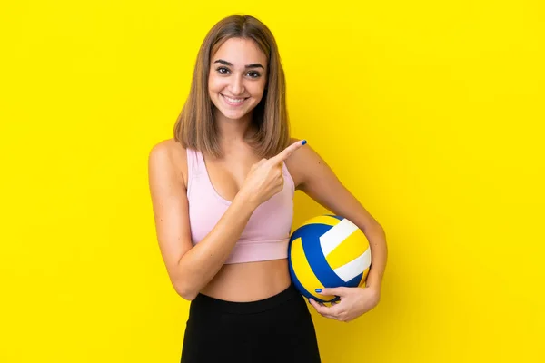 Молода Жінка Грає Волейбол Ізольовано Жовтому Тлі Вказуючи Бік Щоб — стокове фото